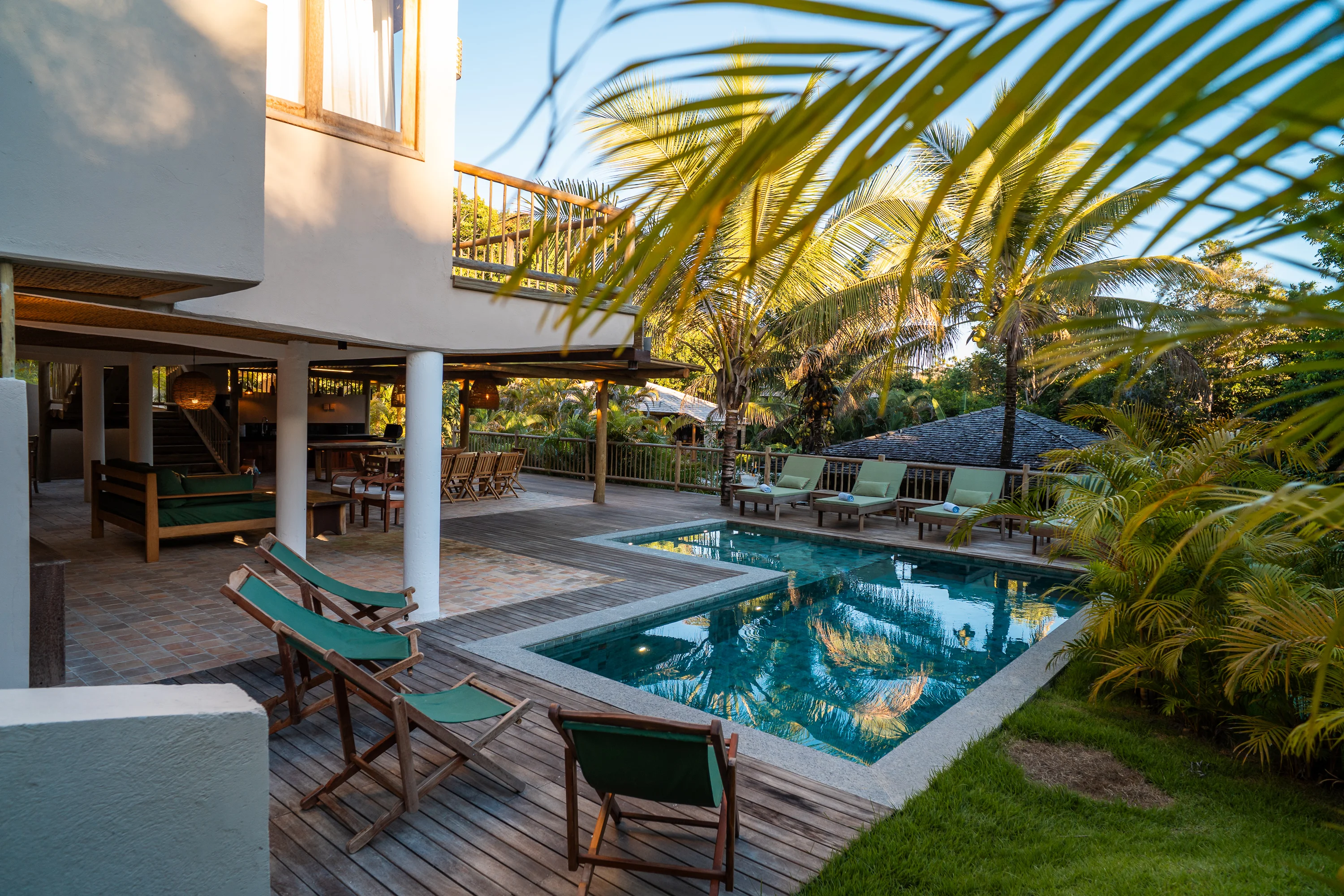 Casa 20 - Pool mit Sonnenliegen und Fassade bei Sonnenuntergang
